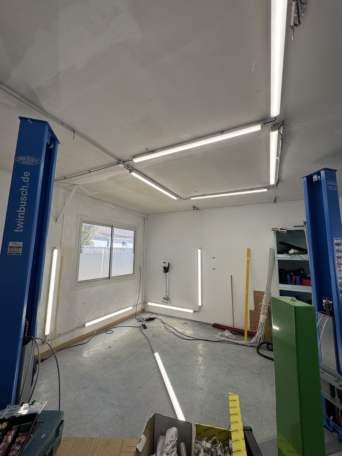 Éclairage d’atelier installé